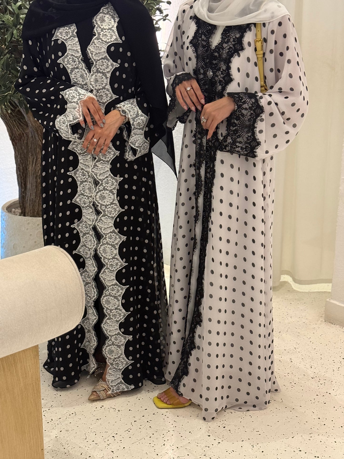 Polka-dot Chiffon black /White abaya