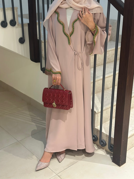 Refined Modest Abaya – Everyday Wear with Structured Finish