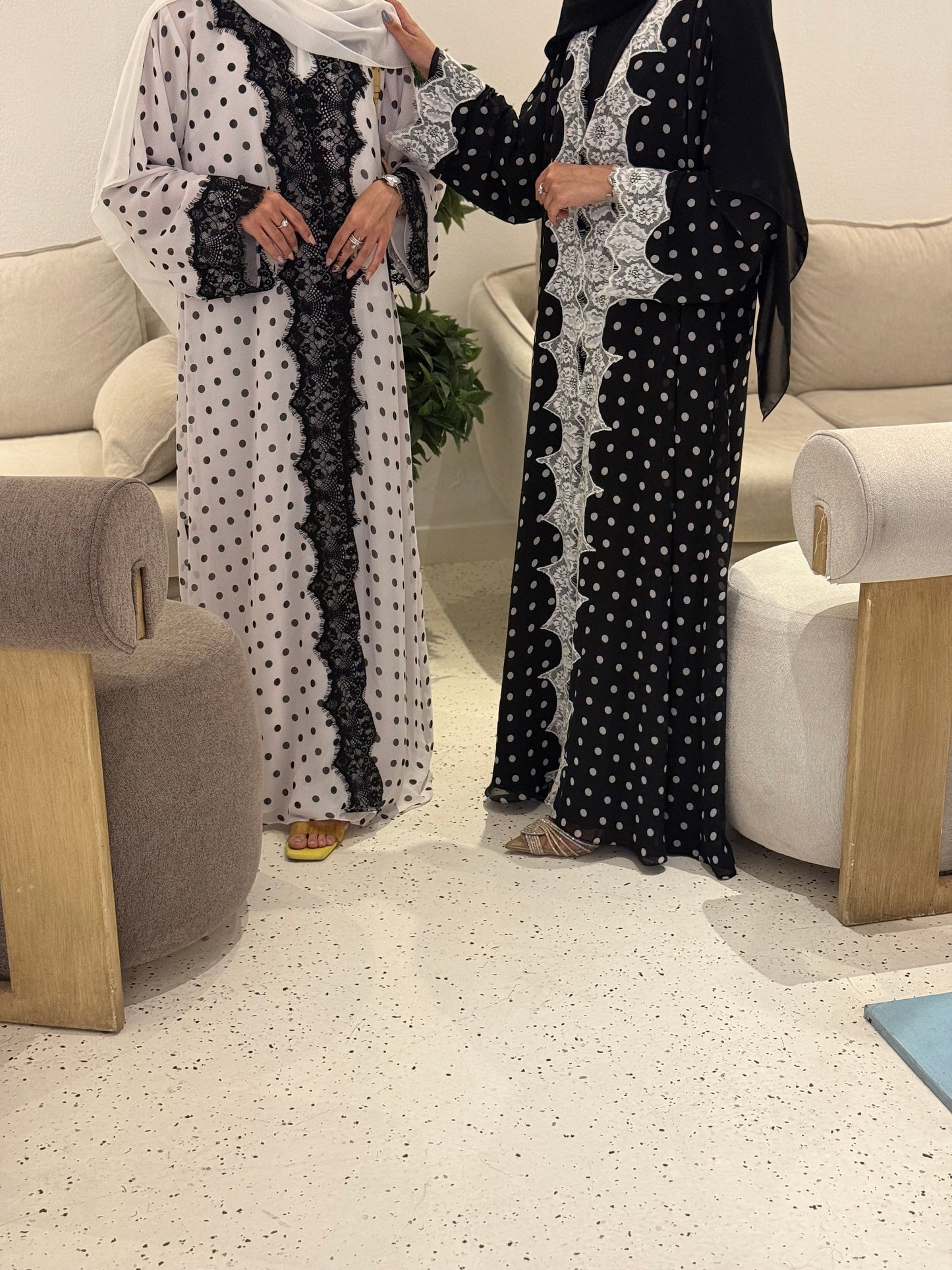 Polka-dot Chiffon black /White abaya