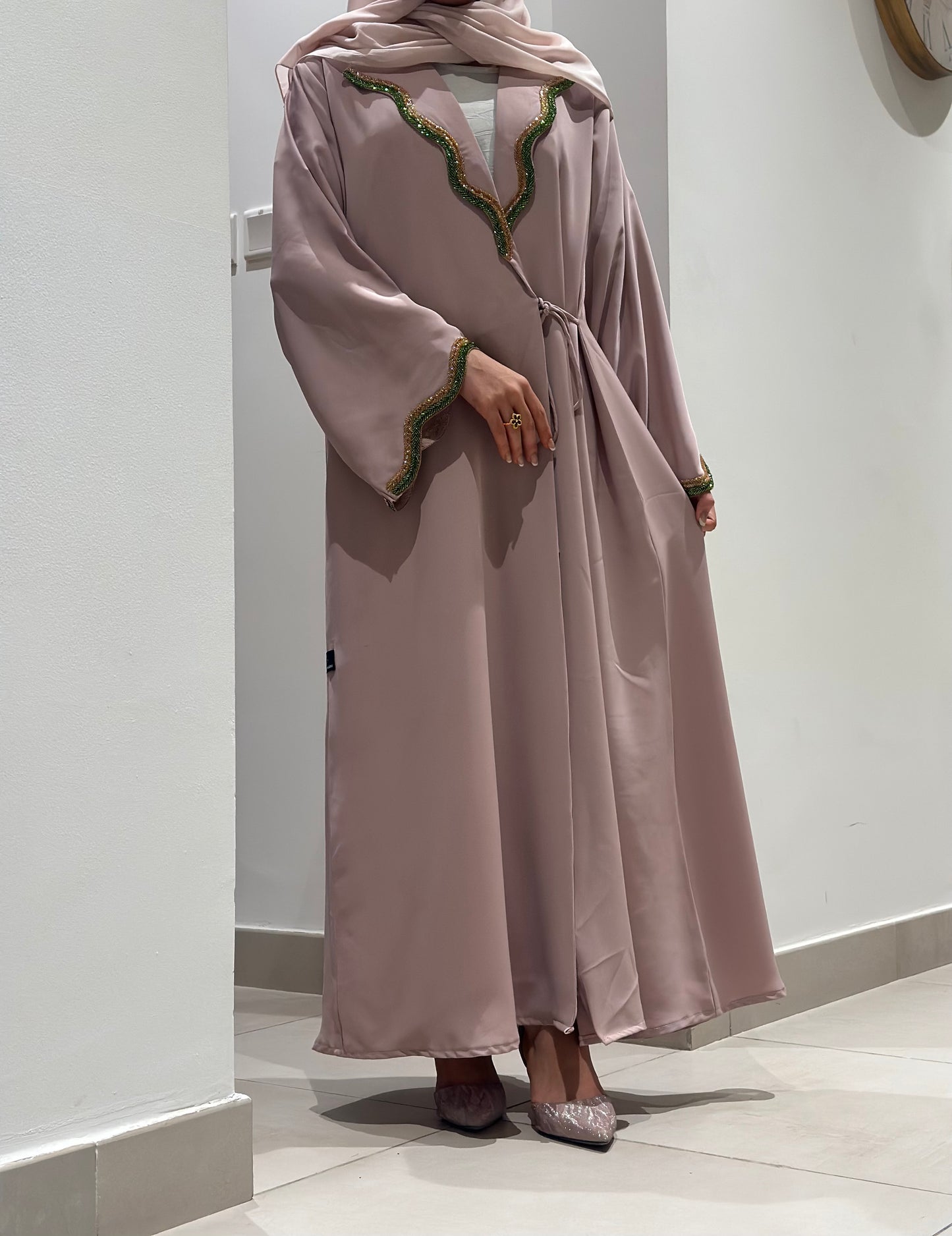 Refined Modest Abaya – Everyday Wear with Structured Finish
