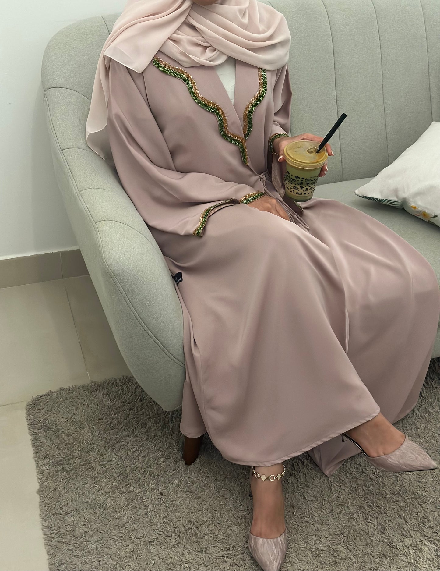 Refined Modest Abaya – Everyday Wear with Structured Finish