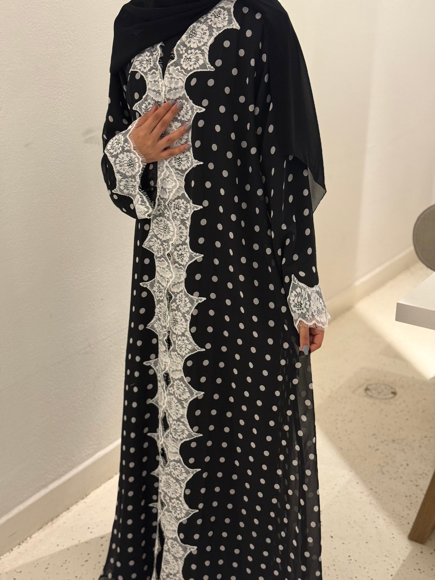Polka-dot Chiffon black /White abaya